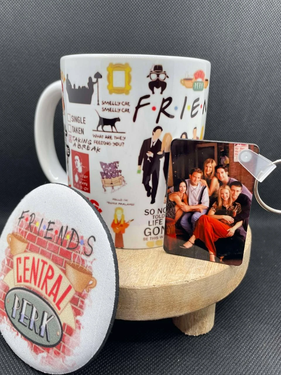 🎁 Coffret Mug – Mug + Porte-clés + Dessous de Tasse – Friends ☕🛋️